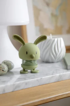 Hoptimist® Wackelfigur Soft Hase S grün