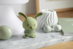 Hoptimist® Wackelfigur Soft Hase S grün