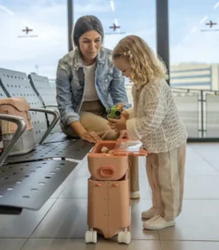 JetKids™ by Stokke® Reiseset Koffer + Rucksack Coral Pink 681401