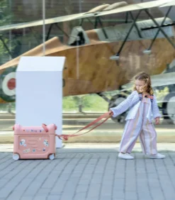 JetKids™ by Stokke® Reiseset Koffer + Rucksack Coral Pink 681401
