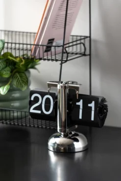Karlsson Tischuhr Small Flip Black