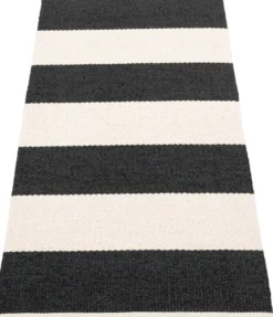 Pappelina Teppich Bob Black Vanilla 70 x 150 cm BOX715