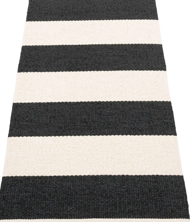 Pappelina Teppich Bob Black Vanilla 70 x 150 cm BOX715
