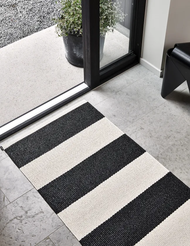 Pappelina Teppich Bob Black Vanilla 140 x 180 cm BOX418