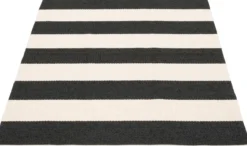Pappelina Teppich Bob Black Vanilla 140 x 180 cm BOX418