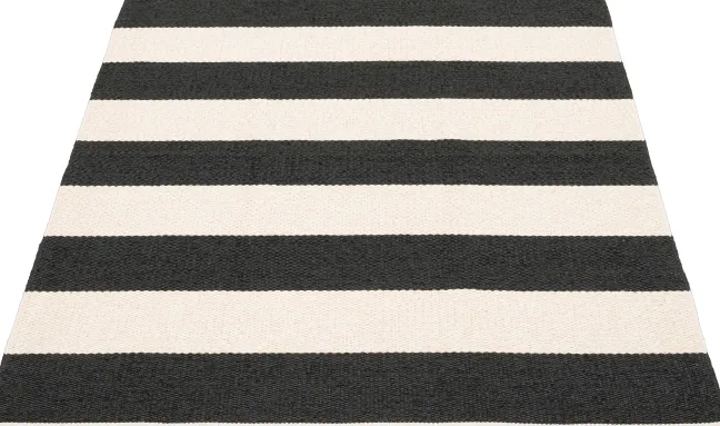 Pappelina Teppich Bob Black Vanilla 140 x 180 cm BOX418