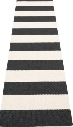 Pappelina Teppich Bob Black Vanilla 70 x 300 cm BOX730