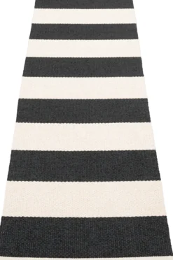 Pappelina Teppich Bob Black Vanilla 70 x 225 cm BOX722