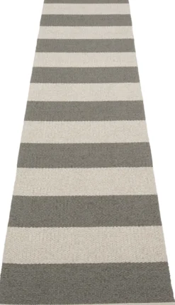 Pappelina Teppich Bob Charcoal Linen 70 x 300 cm BO9A730