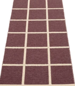 Pappelina Teppich CRISS Burgundy 70 x 150cm CR8G715