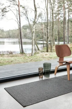 Pappelina Teppich Emm Black/Linen Metallic 70 x 240 cm EMMX724