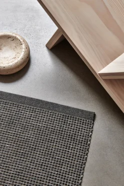 Pappelina Teppich Emm Black/Linen Metallic 70 x 240 cm EMMX724