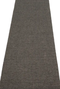 Pappelina Teppich Emm Black/Linen Metallic 70 x 240 cm EMMX724
