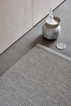 Pappelina Teppich Emm Linen/Linen Metallic 70 x 300 cm EMM9F730