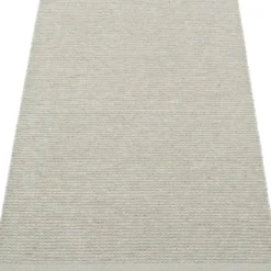 Pappelina Teppich Emm Sage/Linen Metallic 70 x 120 cm EMM1M712