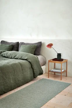 Pappelina Teppich Emm Sage/Linen Metallic 70 x 300 cm EMM1M730