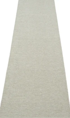 Pappelina Teppich Emm Sage/Linen Metallic 70 x 300 cm EMM1M730