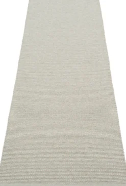 Pappelina Teppich Emm Sage/Linen Metallic 70 x 240 cm EMM1M724