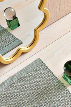 Pappelina Teppich Emm Sage/Linen Metallic 70 x 240 cm EMM1M724