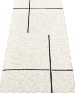 Pappelina Teppich Fred Black Vanilla 70 x 180 cm FRX718