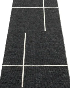 Pappelina Teppich Fred Black Vanilla 70 x 180 cm FRX718