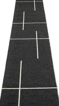 Pappelina Teppich Fred Black Vanilla 70 x 360 cm FRX736