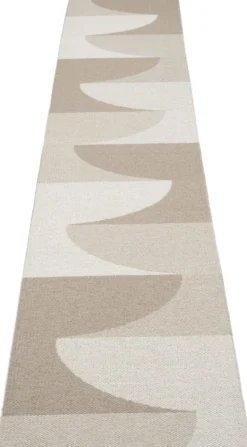 Pappelina Teppich HILL Dark Linen 70 x 360 cm HI9G736