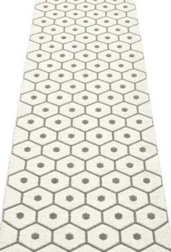 Pappelina Teppich Honey Charcoal Vanilla 70 x 225 HO9A722