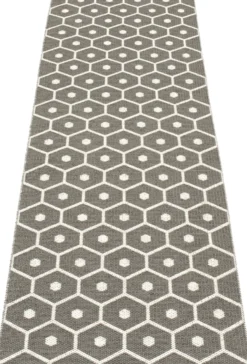 Pappelina Teppich Honey Charcoal Vanilla 70 x 225 HO9A722