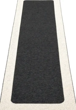 Pappelina Teppich Ilda Black Vanilla 70 x 240 cm ILX724