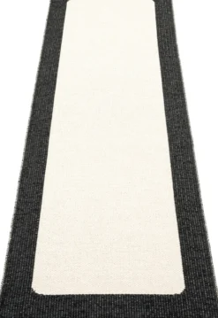 Pappelina Teppich Ilda Black Vanilla 70 x 240 cm ILX724