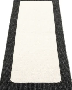 Pappelina Teppich Ilda Black Vanilla 70 x 180 cm ILX718