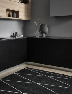 Pappelina Teppich Max Black Vanilla 70 x 240 cm MXX724