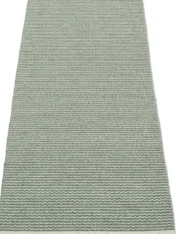 Pappelina Teppich Mono Sage/Army 60 x 150 cm MN1M615
