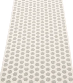 Pappelina Teppich Noa Warm Grey Vanilla Grey stripe 70 x 150cm NO9DD715