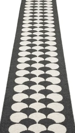 Pappelina Teppich POPPY Black 70 x 350 cm PY2X735