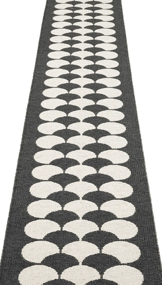 Pappelina Teppich POPPY Black 70 x 350 cm PY2X735