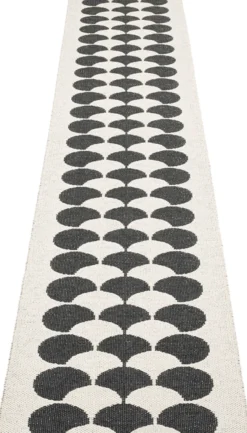 Pappelina Teppich POPPY Black 70 x 350 cm PY2X735