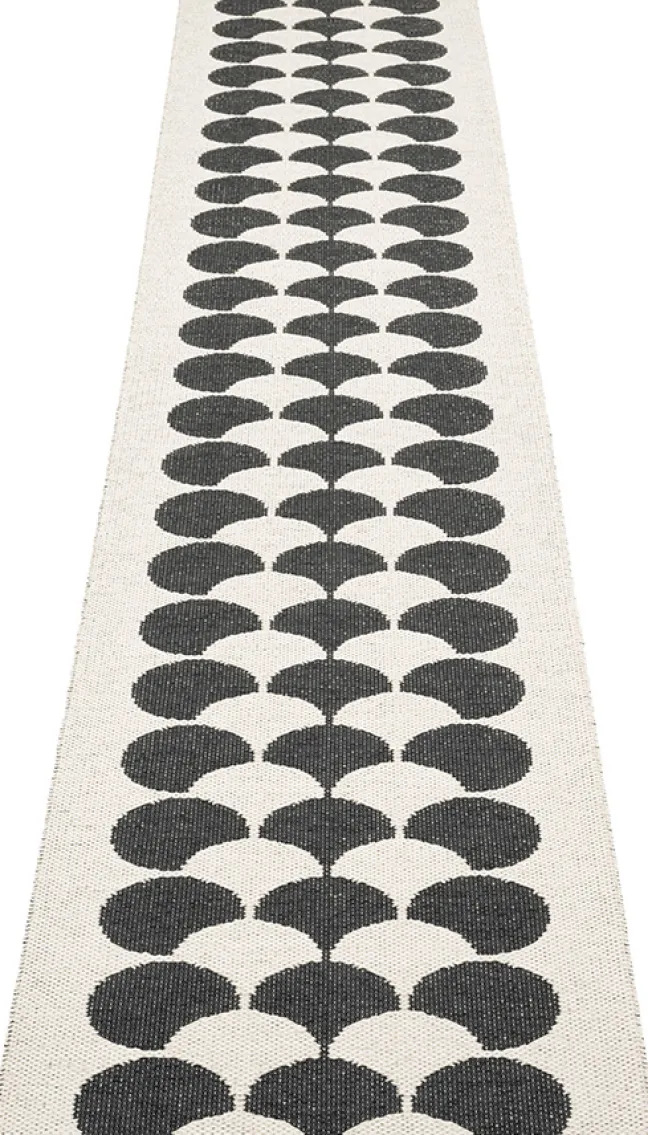Pappelina Teppich POPPY Black 70 x 350 cm PY2X735