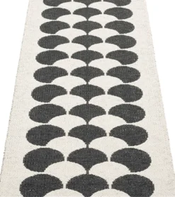 Pappelina Teppich POPPY Black 70 x 150 cm PY2X715