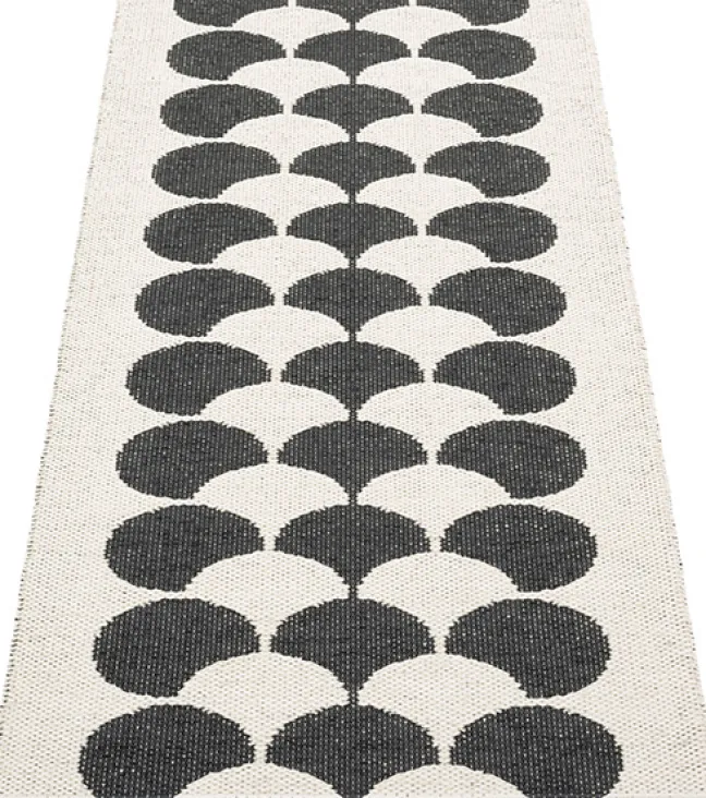 Pappelina Teppich POPPY Black 70 x 150 cm PY2X715
