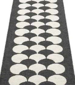 Pappelina Teppich POPPY Black 70 x 150 cm PY2X715
