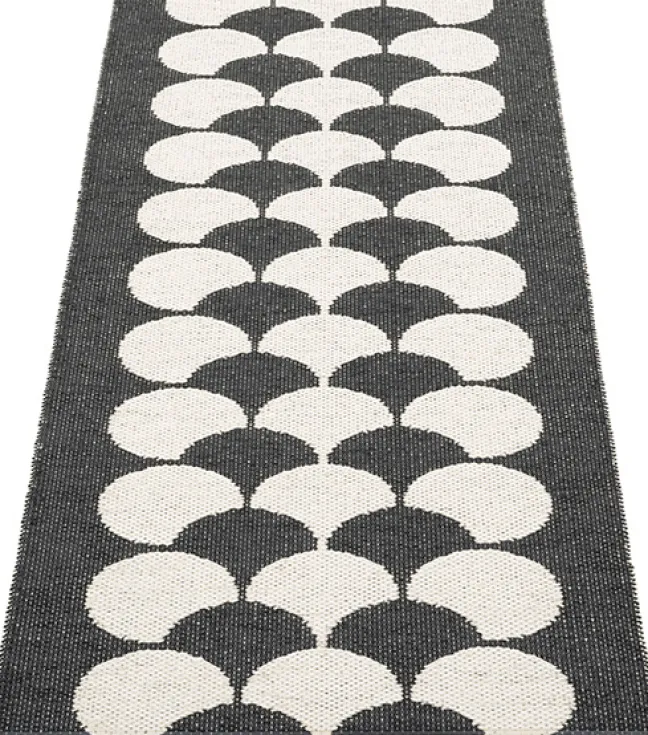 Pappelina Teppich POPPY Black 70 x 150 cm PY2X715