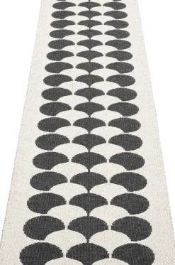 Pappelina Teppich POPPY Black 70 x 250 cm PY2X725