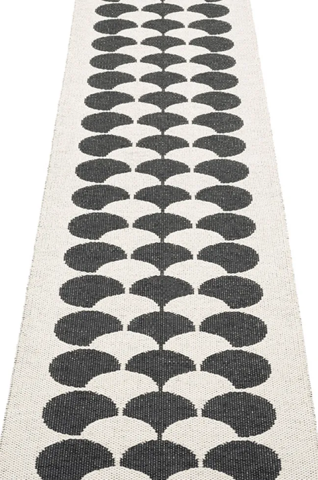 Pappelina Teppich POPPY Black 70 x 250 cm PY2X725
