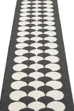 Pappelina Teppich POPPY Black 70 x 250 cm PY2X725