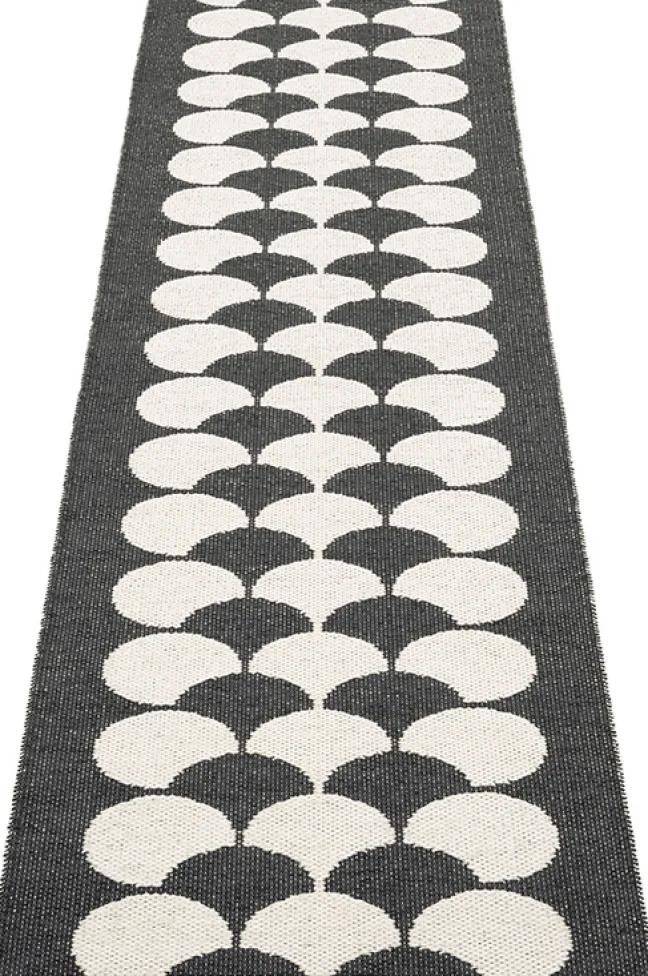 Pappelina Teppich POPPY Black 70 x 250 cm PY2X725