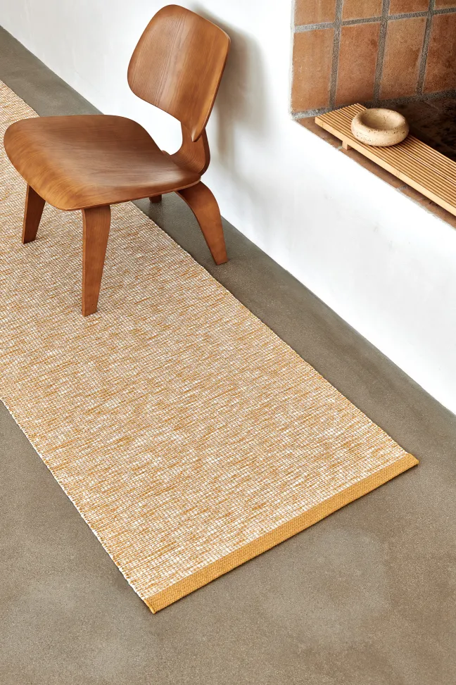 Pappelina Teppich Sam Ochre/Fossil Grey 70 x 225 cm SAM5B722