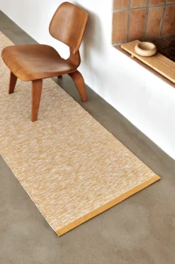 Pappelina Teppich Sam Ochre/Fossil Grey 70 x 300 cm SAM5B730