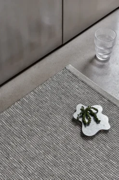 Pappelina Teppich Sam Warm Grey/Charcoal 70 x 90 cm SAM9D709